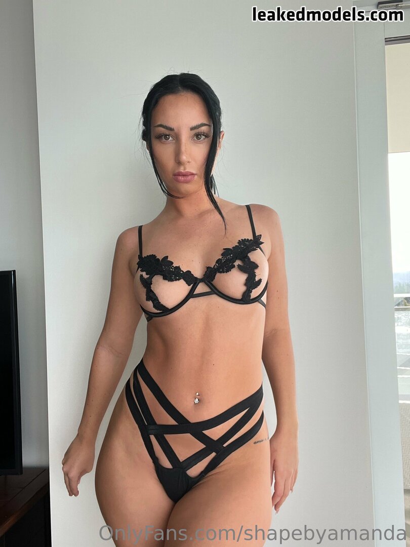 Amanda Gieschen's figure a study in graceful allure