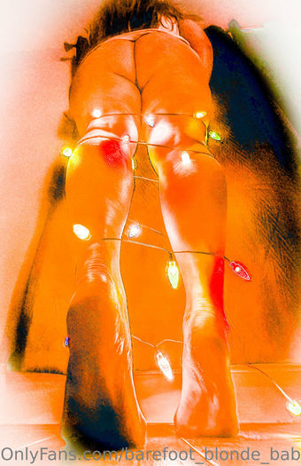 barefoot_blonde_babe