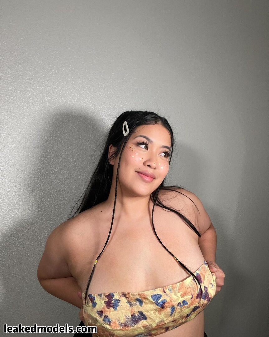 Provocative turnBack to desireAlluring pose