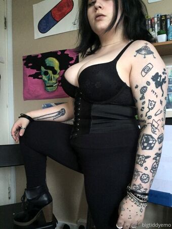 bigtiddyemo Photo Fuites Nudes OnlyFans 7