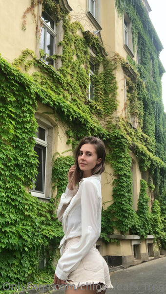 chloe_leafs_free