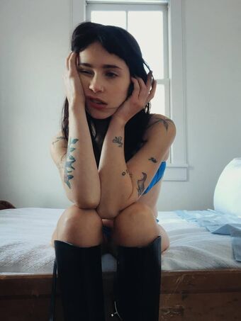 Clairo Photo Fuites Nudes OnlyFans 145