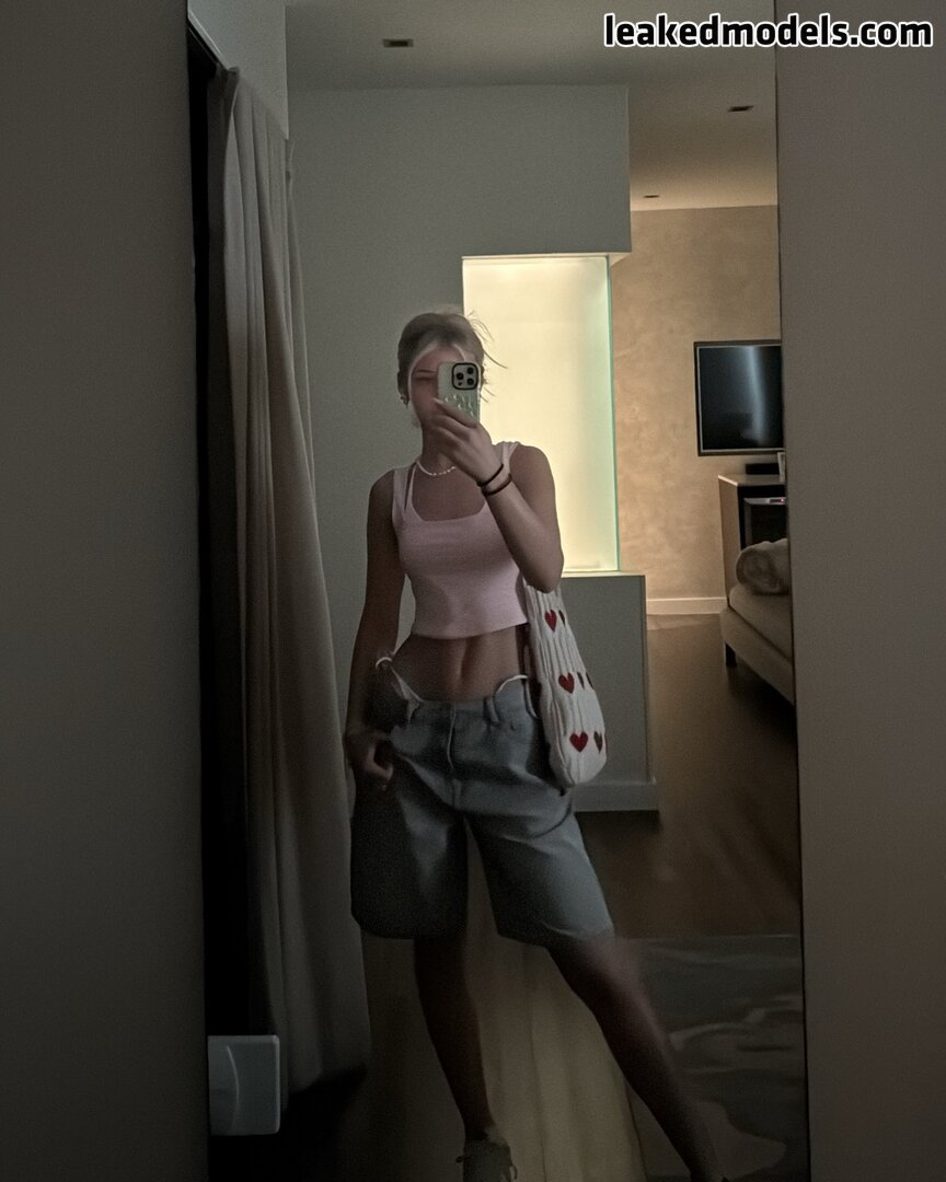 Elena Zbt exposing her body