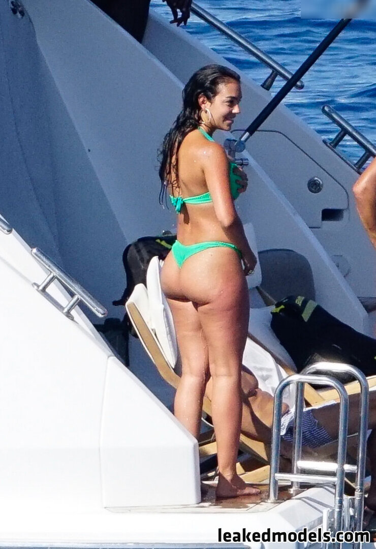 Georgina Rodriguez captivating glance