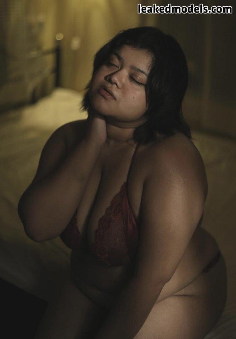 Ipsita Deuty’s bare curves caught in a candid leak