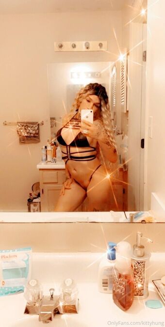 Kitty Hung Photo Fuites Nudes OnlyFans 19