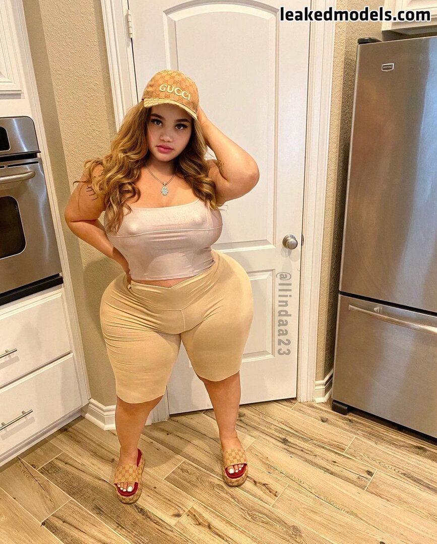 llindaa23 gazing seductively