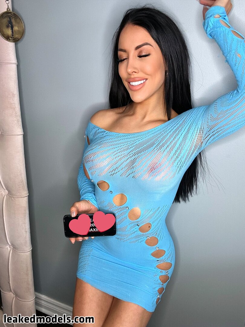 Marie Maxime's 曲線 provocatively displayed a captivating tease of what was to come