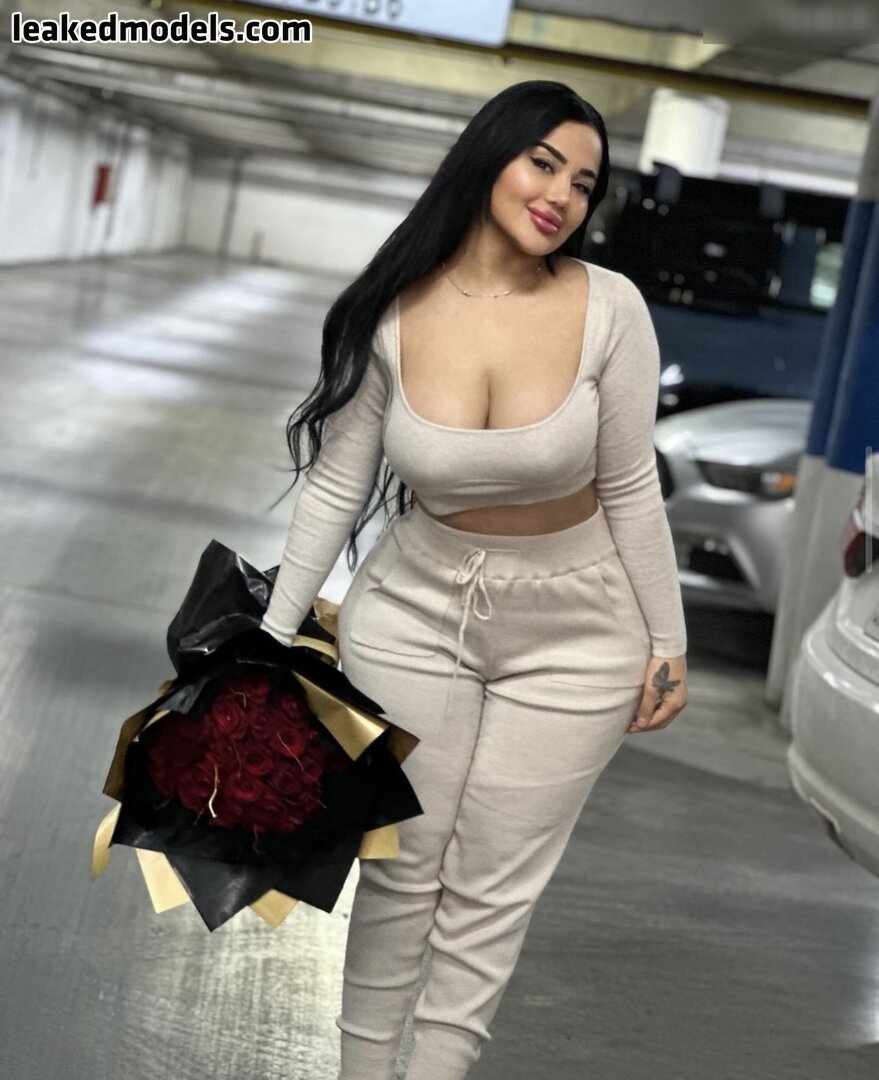 Melek Azad's intimate pose inviting you closer