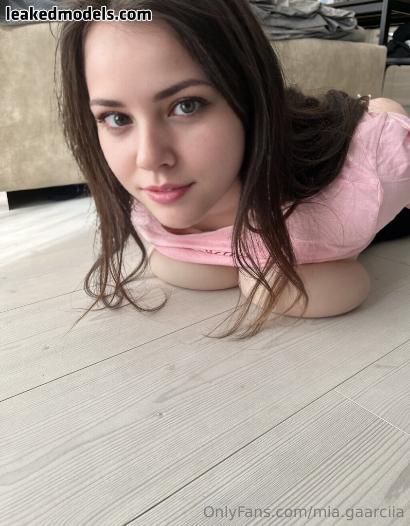 Unleash mia.gaarciia's Raw Desire in these OnlyFans Nude Photos