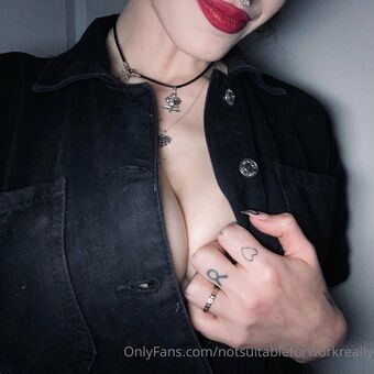 notsuitableforworkreally Photo Fuites Nudes OnlyFans 2