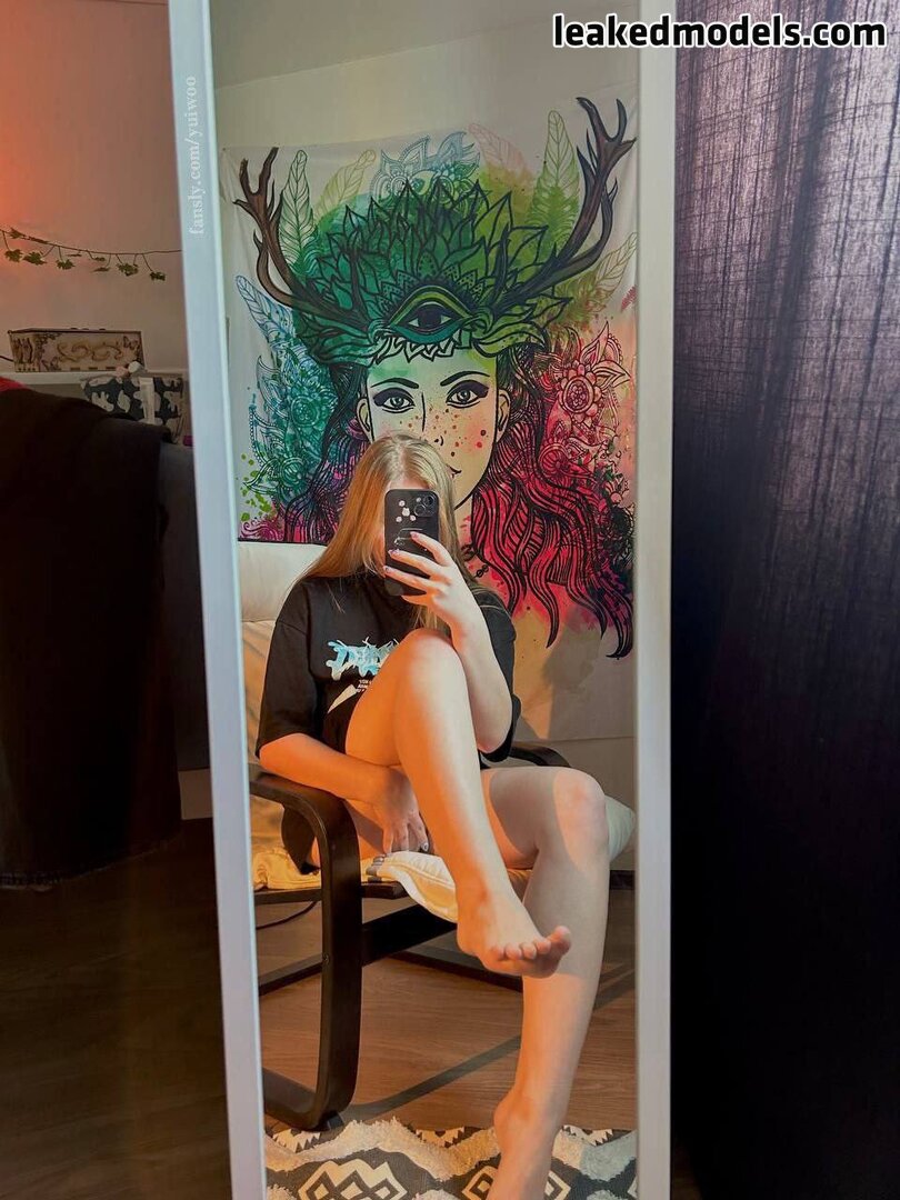 Yuiwoo's sexual poses captivate